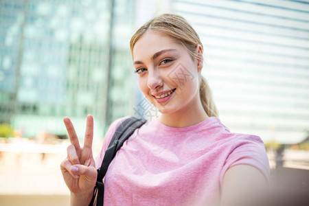 金发粉衣美女户外自拍图片