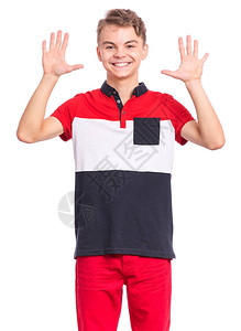显示两个手掌的快乐青少年男孩的肖像10根手指图片