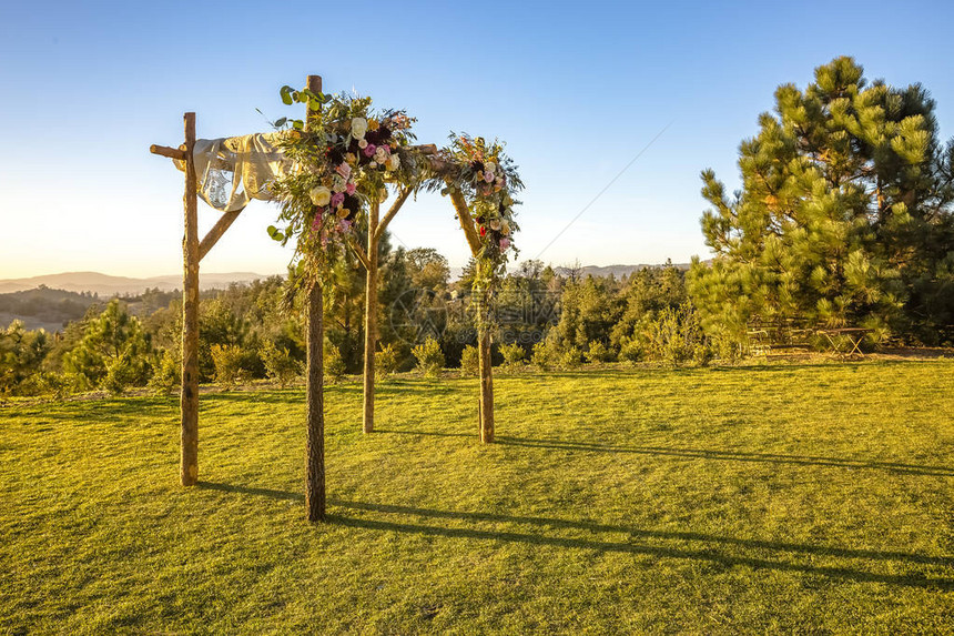 户外草坪结婚仪式装饰图片