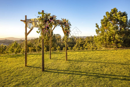 户外草坪结婚仪式装饰背景图片
