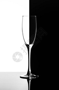 多米诺风格的香槟酒或葡萄酒另一半白一半图片
