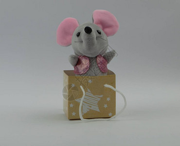 玩具老鼠坐在礼品袋里图片