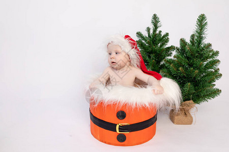 一个小孩坐在圣诞老人的篮子里图片