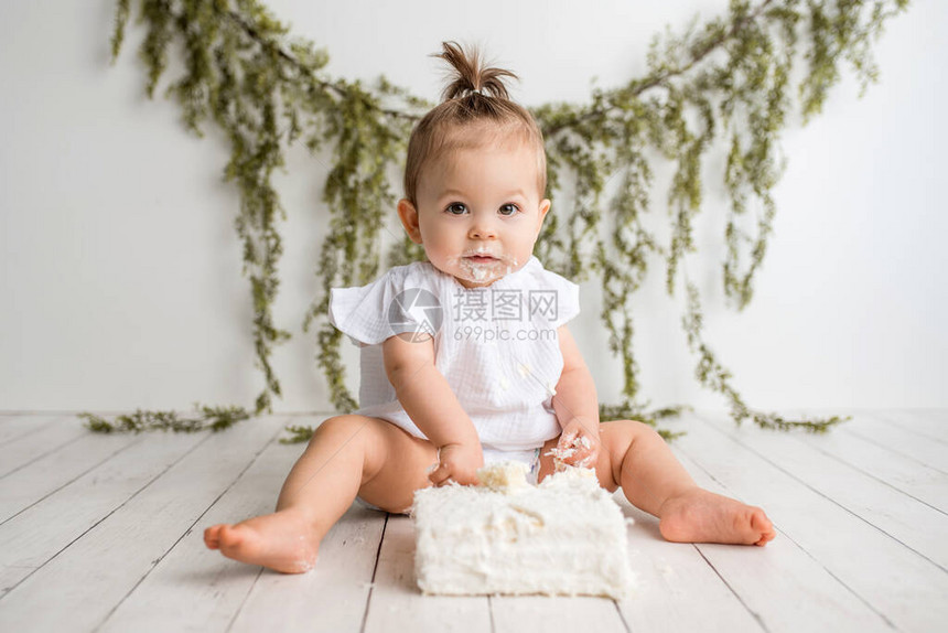 女婴一岁生日蛋糕在白背景和白蛋糕的白图片