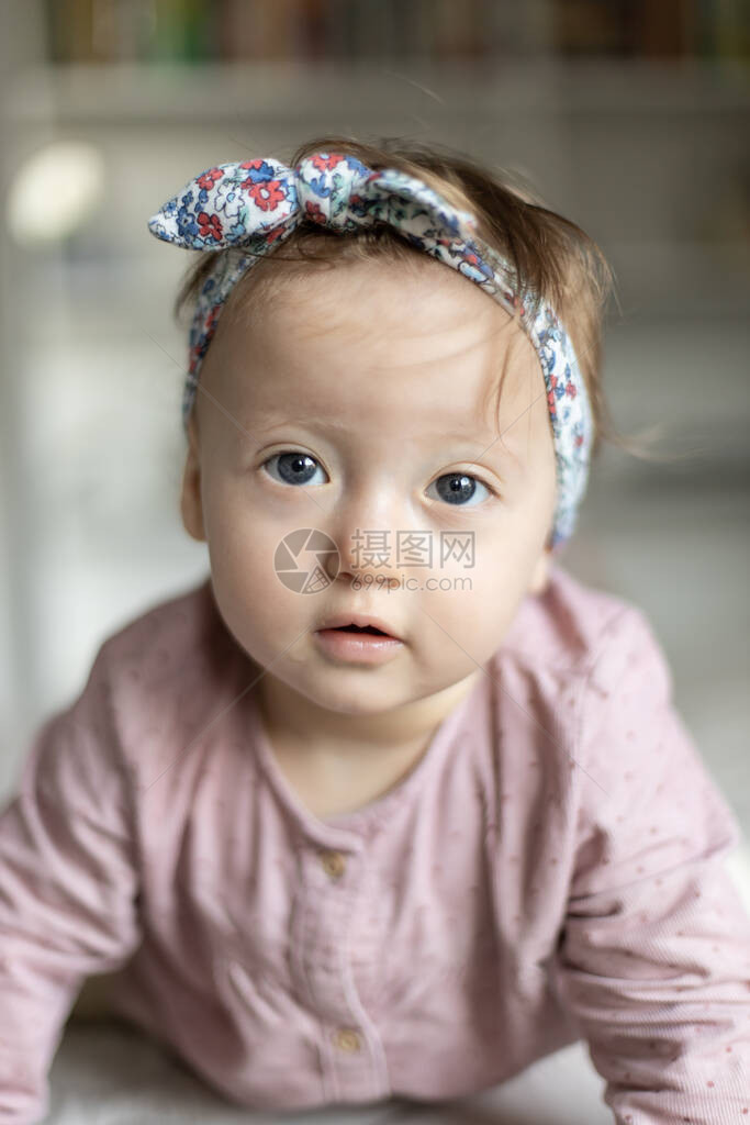可爱的女婴与发带丝带可爱的孩子图片