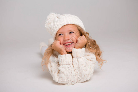 白色毛衣的小女孩图片
