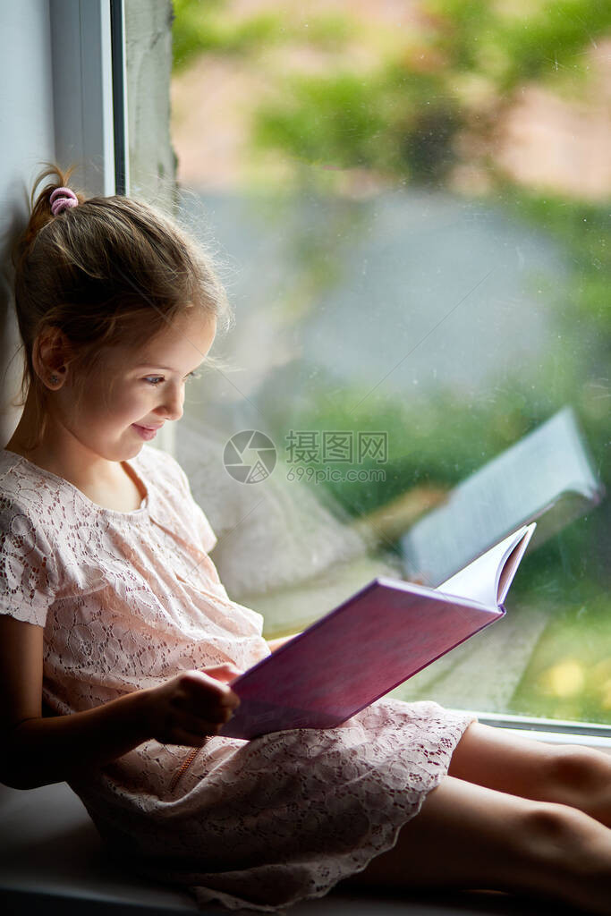 可爱的小女孩在家看书图片