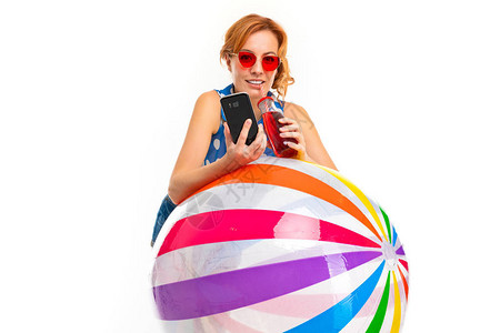 年轻红发女青年喝果汁装上手机和充图片