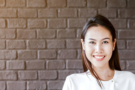 年轻微笑的亚洲女人图片