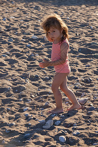 小女孩在沙滩上行走图片
