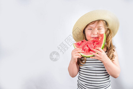 快乐的小孩用西瓜图片