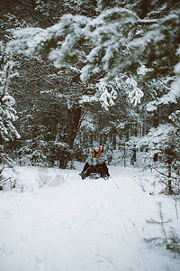 在雪地快乐玩耍的两个女孩图片