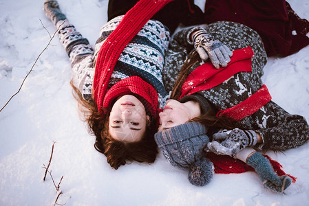 躺在雪地里拍照的女孩们图片