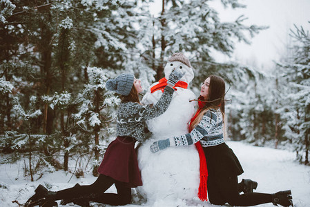 一起堆雪人的漂亮女孩们图片