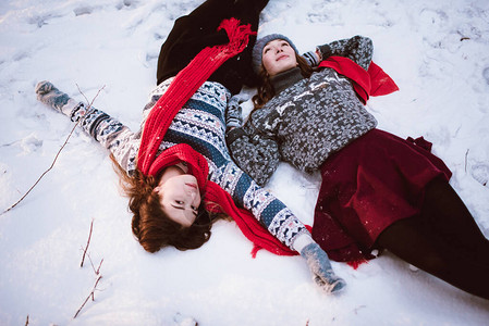 躺在雪地里的两个女孩图片