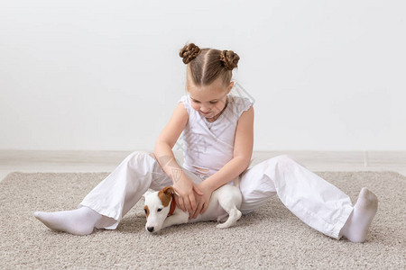 宠物儿童和动物概念与小狗杰克罗素泰瑞坐在一图片