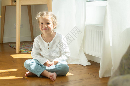 可爱的小女孩在明亮的房间里图片