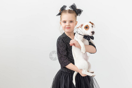 宠物和动物概念童女玩小狗杰克背景图片
