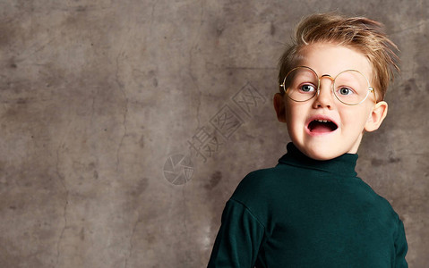 一个戴眼镜的时尚小男孩的肖像图片