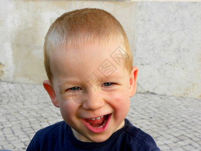 一个笑容灿烂的金发男孩的画像一个迷人的三岁男孩直视镜头微笑图片