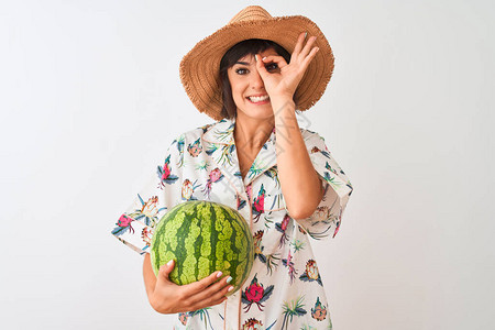 度假的女人戴着夏天的帽子图片