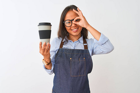 戴着眼镜的年轻咖啡师图片