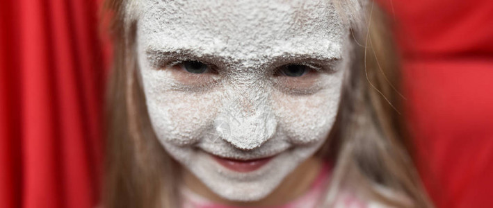 小孩脸上的奶粉图片