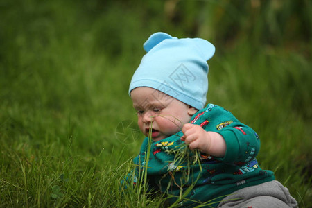 在草地上爬行的可爱小男孩图片