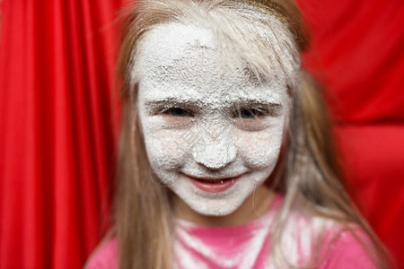 小孩脸上的奶粉图片