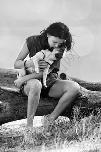 黑白的一张照片年轻女子与她的狗图片