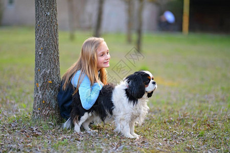 小女孩和这只狗图片