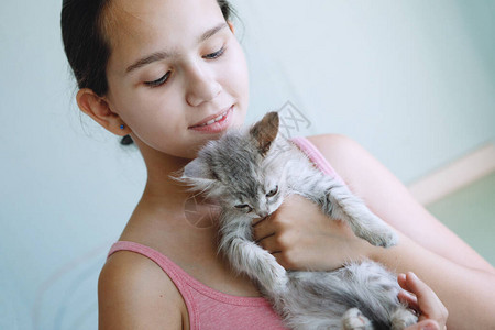 小女孩和猫咪一起玩耍图片