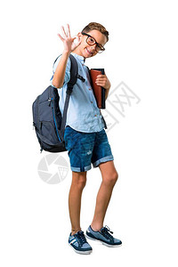 全身学生男孩的背包和眼镜显示一个好牌用手指着孤图片