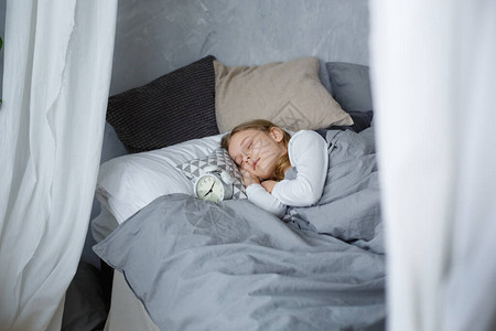 孩子睡在灰色的床上带着闹图片