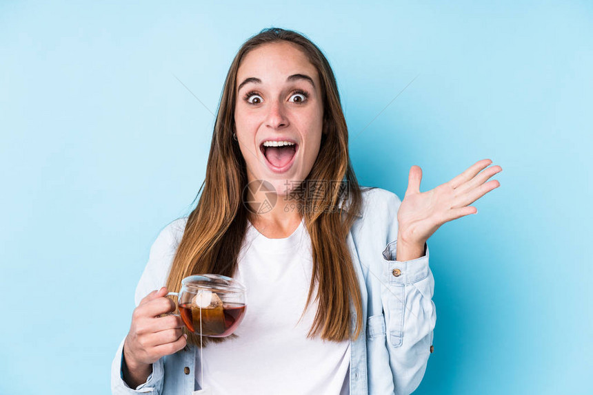 年轻女青年拿着咖啡在欢呼图片