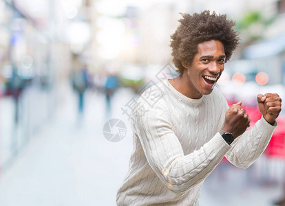 快乐的美国黑人男子欢庆非常兴图片