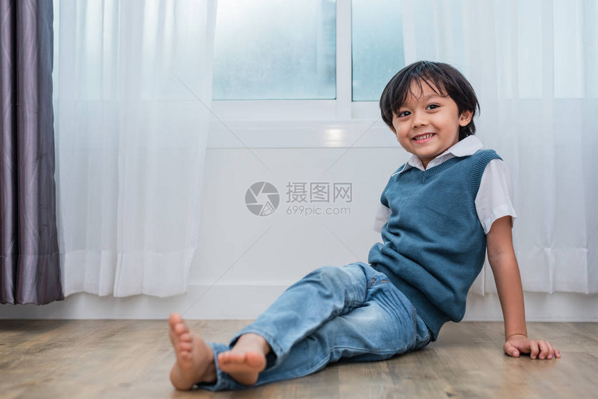 快乐的男孩坐在卧室里微笑生活方式和人的概念肖像和幸福的生活理念甜图片