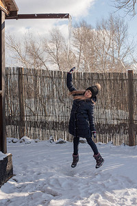 可爱的金发小女孩在冬天雪地里快乐的玩耍图片