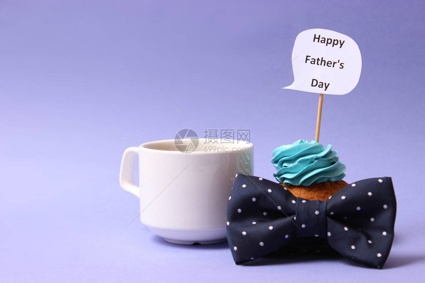 一杯咖啡一个蝴蝶结和父亲节快乐的牌子图片