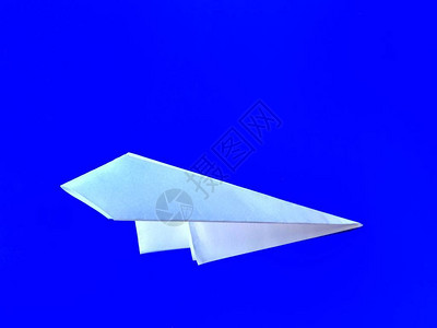 蓝背景的白纸飞机图片