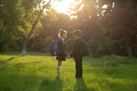 学生小男孩和小女孩身着校服图片