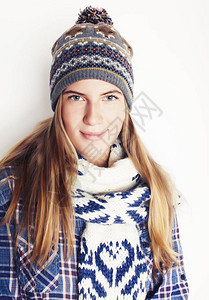 穿着帽子和冬季围巾的年轻金发美女在白色上微笑着欢笑生活方式图片