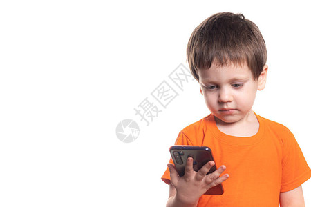 一个有电话的小男孩在白色背景男生电话今天的孩子们与孩子的联系电话的好处和危害小孩图片