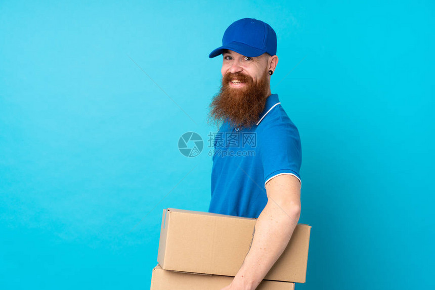 红头送货员在孤立的蓝背图片