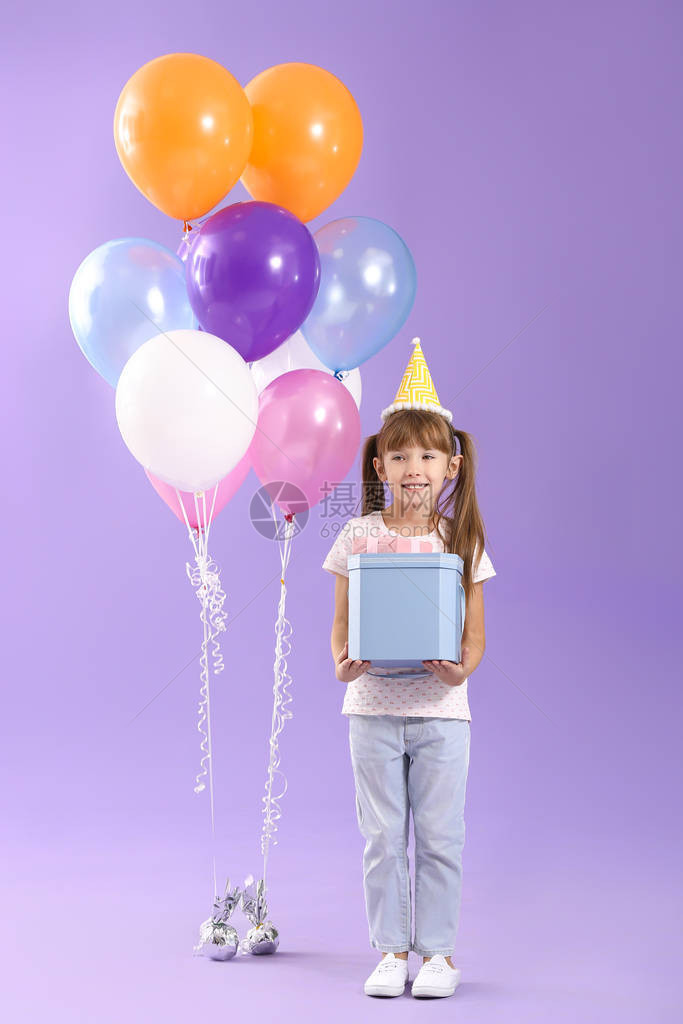 有生日空气球和彩色礼物的小女图片