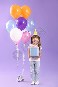有生日空气球和彩色礼物的小女图片