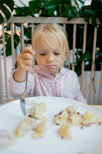 小女孩在咖啡馆吃饺子图片