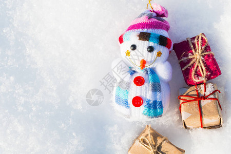 在雪地上送礼物的玩具雪人图片