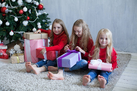 三个小闺蜜在圣诞树过年冬开礼物图片