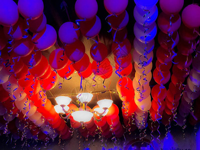 在派对房间的天花板上漂浮着气球的婚礼或图片